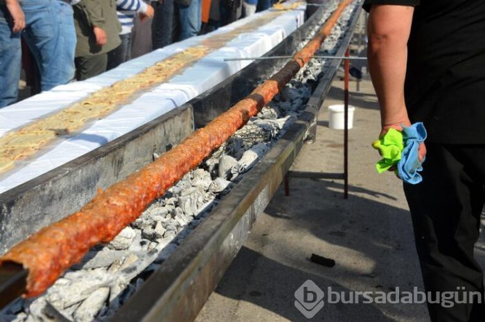 46 metrelik Adana kebabı, 30 saniyede tüketildi
