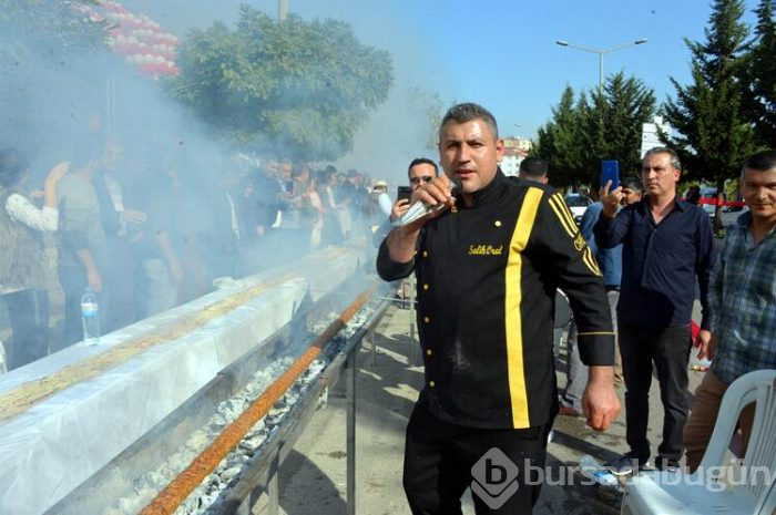 46 metrelik Adana kebabı, 30 saniyede tüketildi
