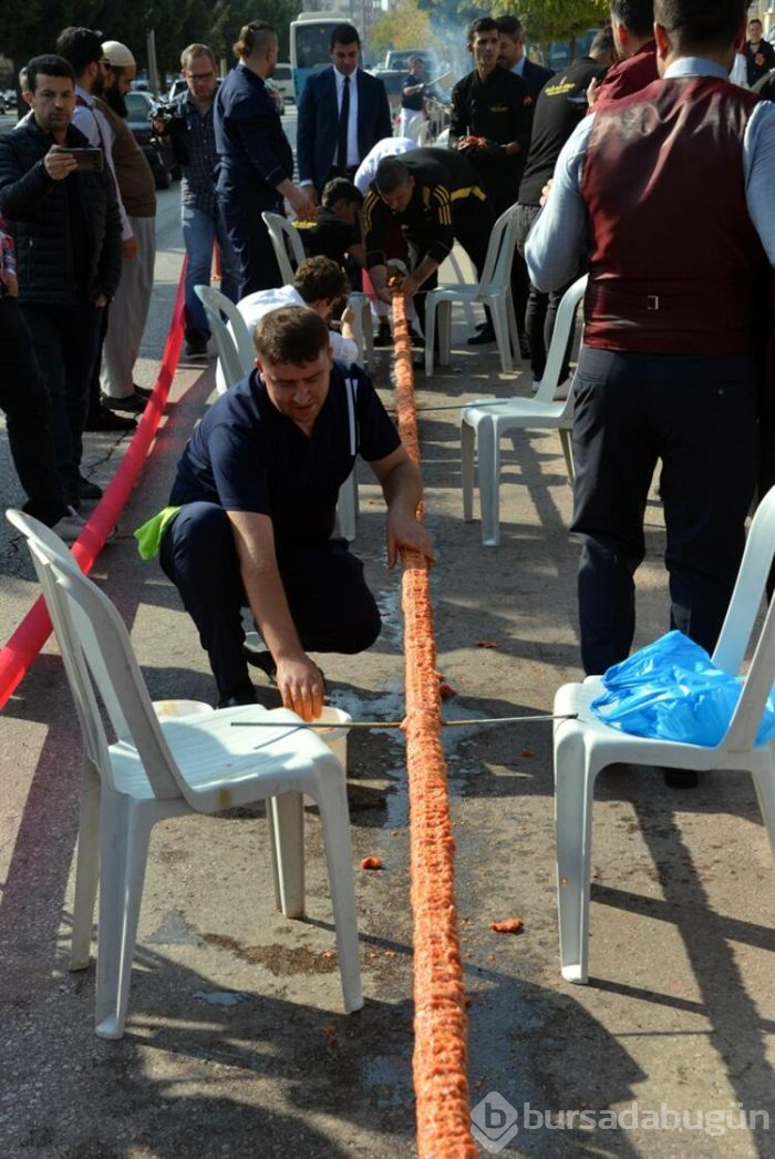 46 metrelik Adana kebabı, 30 saniyede tüketildi
