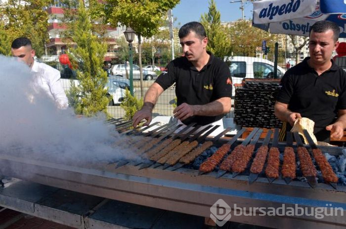46 metrelik Adana kebabı, 30 saniyede tüketildi
