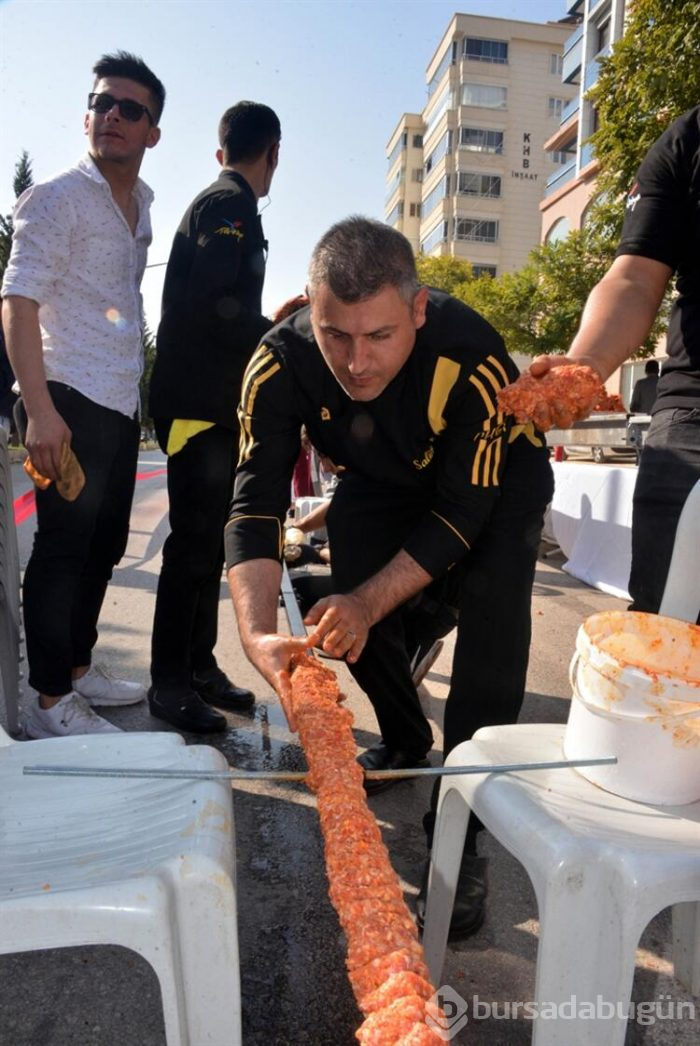 46 metrelik Adana kebabı, 30 saniyede tüketildi
