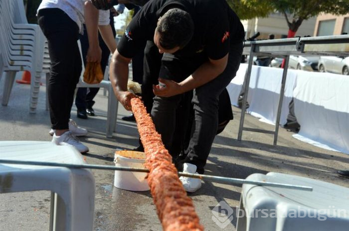 46 metrelik Adana kebabı, 30 saniyede tüketildi
