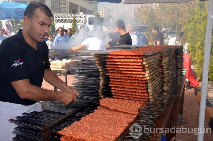 46 metrelik Adana kebabı, 30 saniyede tüketildi
