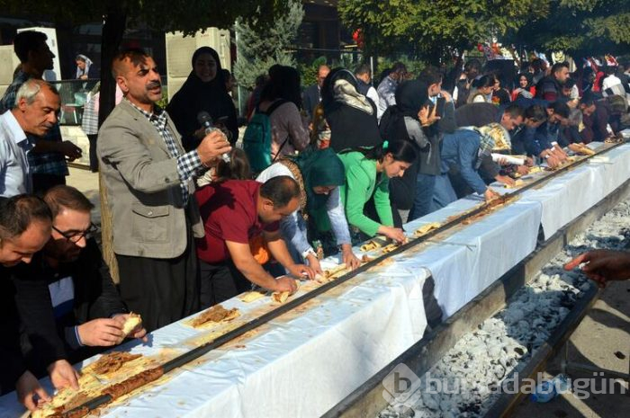 46 metrelik Adana kebabı, 30 saniyede tüketildi

