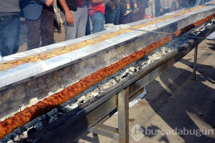 46 metrelik Adana kebabı, 30 saniyede tüketildi
