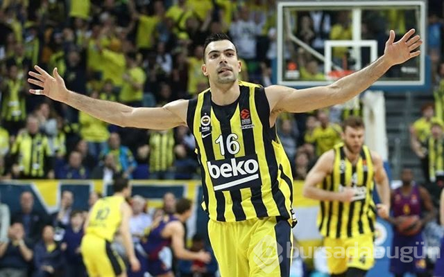 Atatürk pankartına dokunmayan Fenerbahçeli Kostas Sloukas tepki çekti!