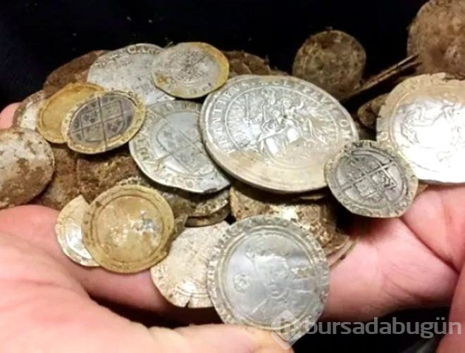 Eşinin alyansını ararken bulduğu şeyle gözyaşlarına boğuldu