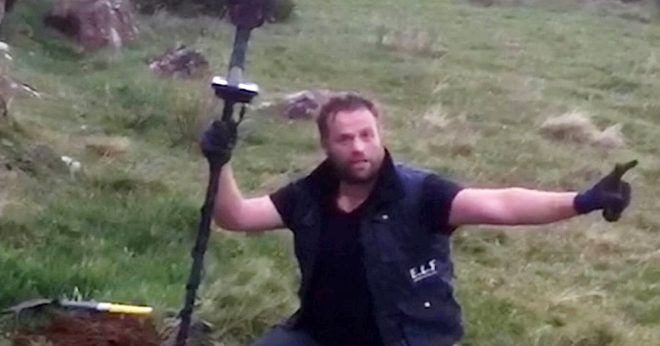 Eşinin alyansını ararken bulduğu şeyle gözyaşlarına boğuldu