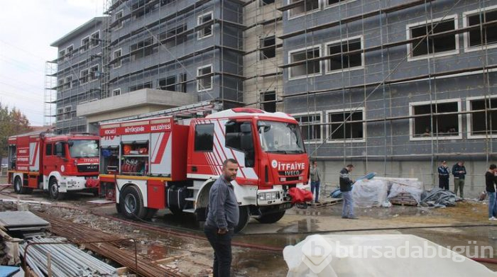 İşçilerin kaldığı prefabrik bina yandı