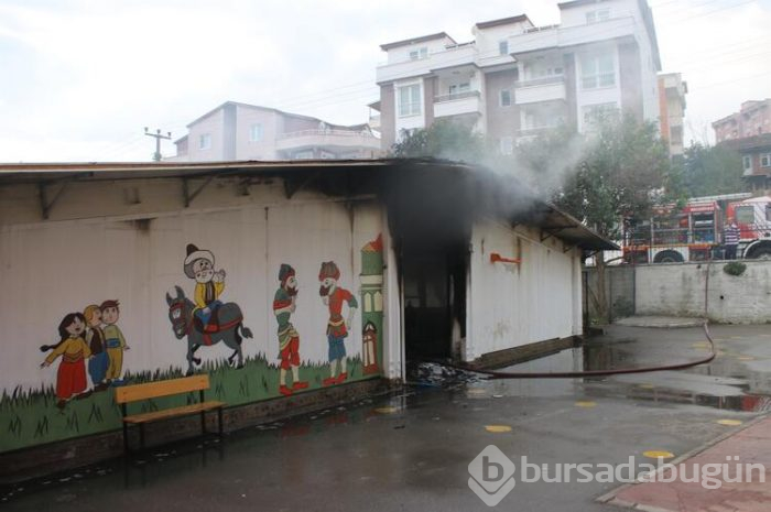 İşçilerin kaldığı prefabrik bina yandı