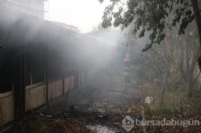 İşçilerin kaldığı prefabrik bina yandı