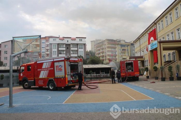 İşçilerin kaldığı prefabrik bina yandı