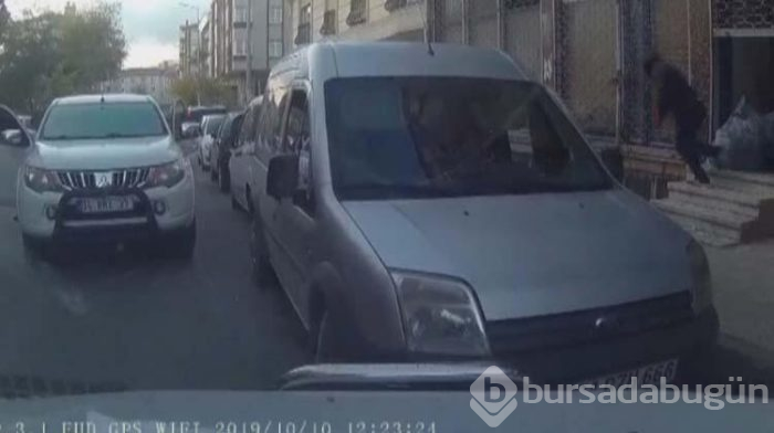 Küçük kızı yangından komşuları kurtardı!
