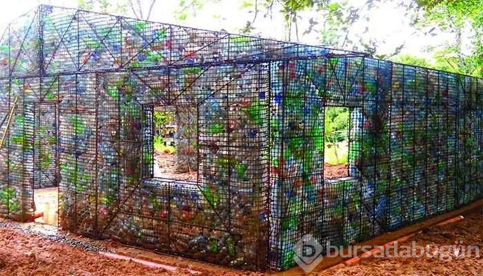 Plastik şişelerden köy yaptı!
