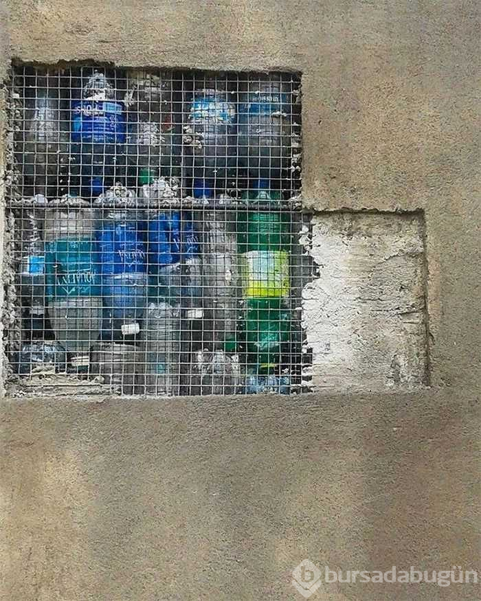 Plastik şişelerden köy yaptı!