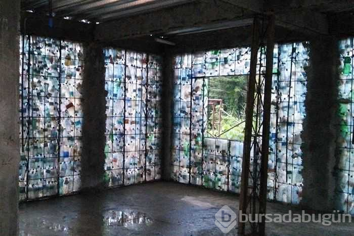 Plastik şişelerden köy yaptı!