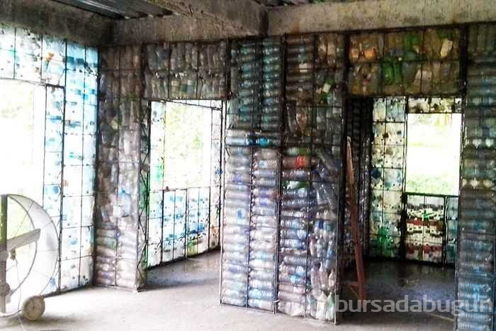 Plastik şişelerden köy yaptı!