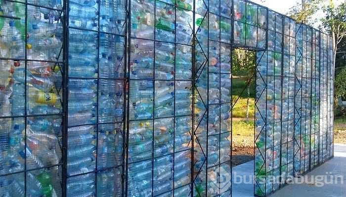 Plastik şişelerden köy yaptı!