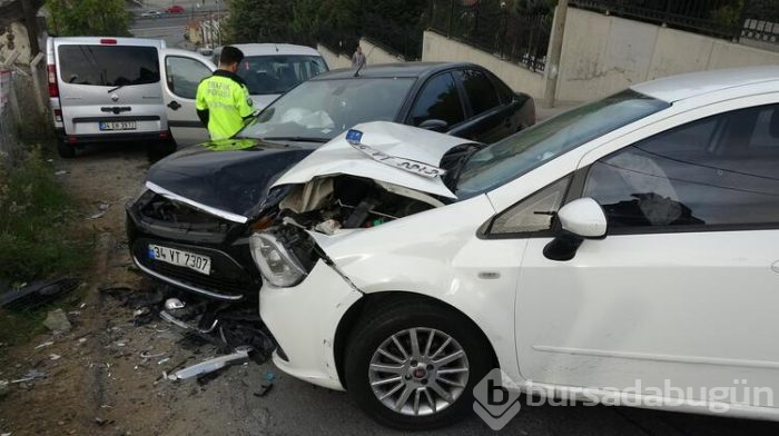 Beyoğlu'nda trafik kazası! Görenler yardıma koştu