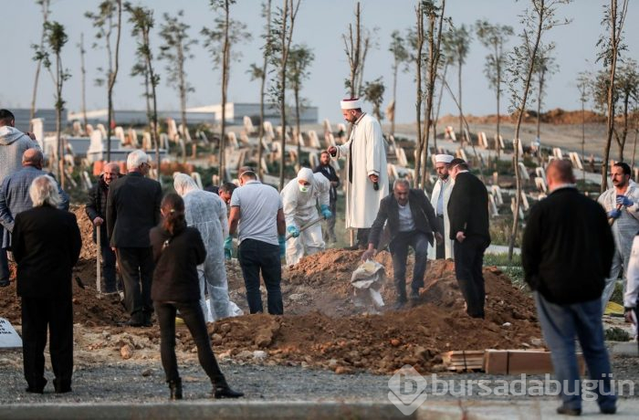  Kardeşlerin naaşını maskeli AFAD ekibi taşıdı
