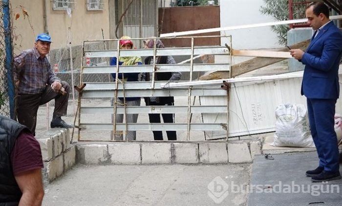 Bursa'da iki komşunun anlaşmazlığı sonucu kapatılan yol Belediye Başkan Yardımcısı tarafından açıldı