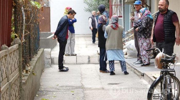 Bursa'da iki komşunun anlaşmazlığı sonucu kapatılan yol Belediye Başkan Yardımcısı tarafından açıldı