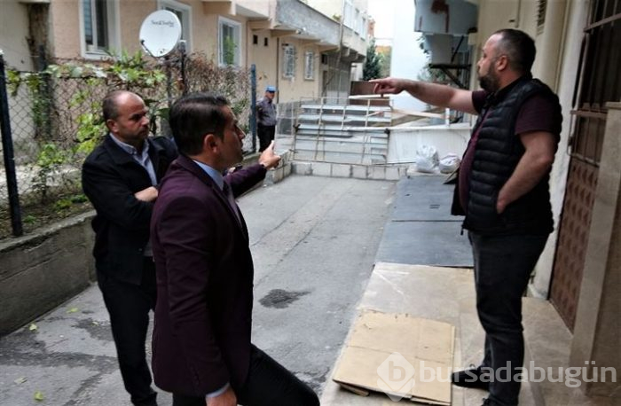 Bursa'da iki komşunun anlaşmazlığı sonucu kapatılan yol Belediye Başkan Yardımcısı tarafından açıldı