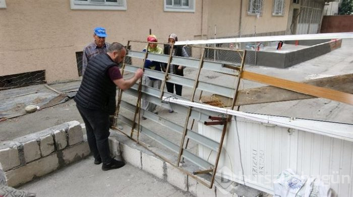 Bursa'da iki komşunun anlaşmazlığı sonucu kapatılan yol Belediye Başkan Yardımcısı tarafından açıldı