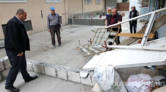 Bursa'da iki komşunun anlaşmazlığı sonucu kapatılan yol Belediye Başkan Yardımcısı tarafından açıldı