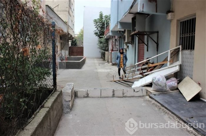 Bursa'da iki komşunun anlaşmazlığı sonucu kapatılan yol Belediye Başkan Yardımcısı tarafından açıldı