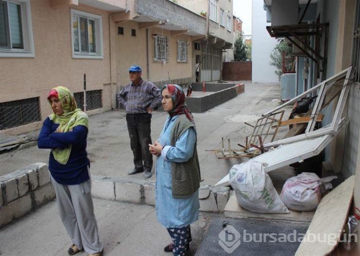 Bursa'da iki komşunun anlaşmazlığı sonucu kapatılan yol Belediye Başkan Yardımcısı tarafından açıldı
