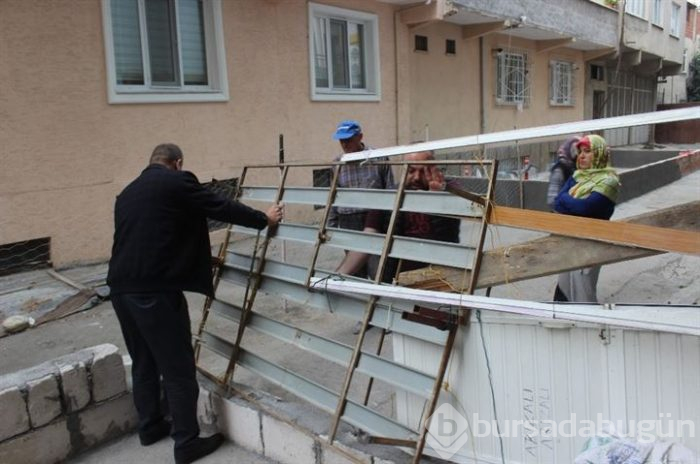 Bursa'da iki komşunun anlaşmazlığı sonucu kapatılan yol Belediye Başkan Yardımcısı tarafından açıldı