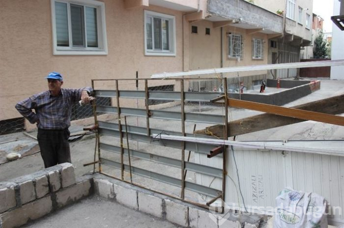 Bursa'da iki komşunun anlaşmazlığı sonucu kapatılan yol Belediye Başkan Yardımcısı tarafından açıldı