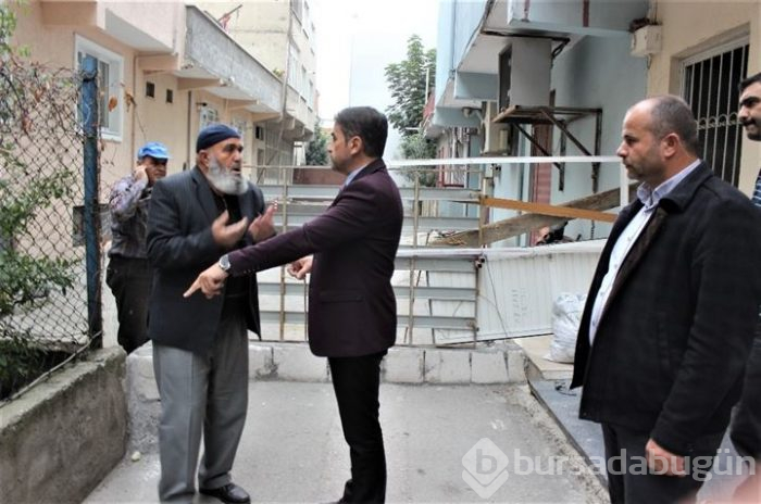 Bursa'da iki komşunun anlaşmazlığı sonucu kapatılan yol Belediye Başkan Yardımcısı tarafından açıldı
