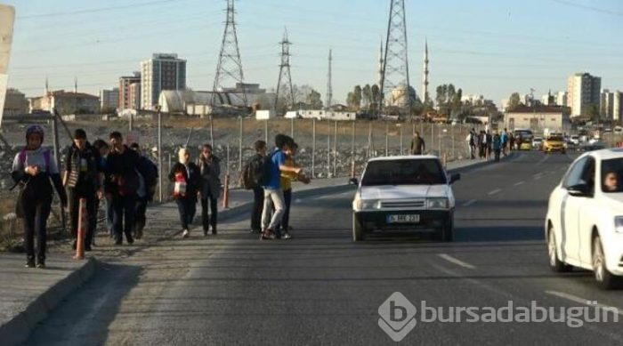 Öğrenciler okula gidebilmek için kilometrelerce yol gidiyor 