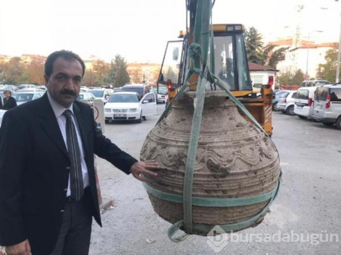 Tarlasını sürerken bin yıllık pitos buldu