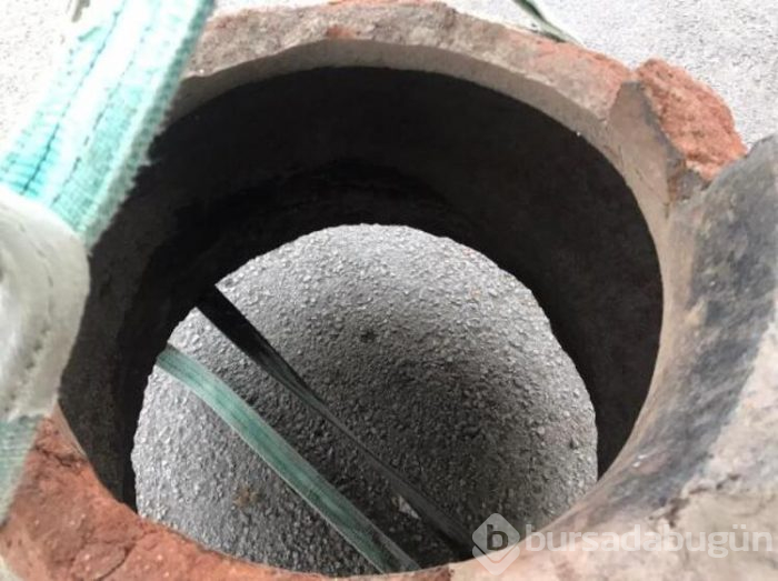 Tarlasını sürerken bin yıllık pitos buldu
