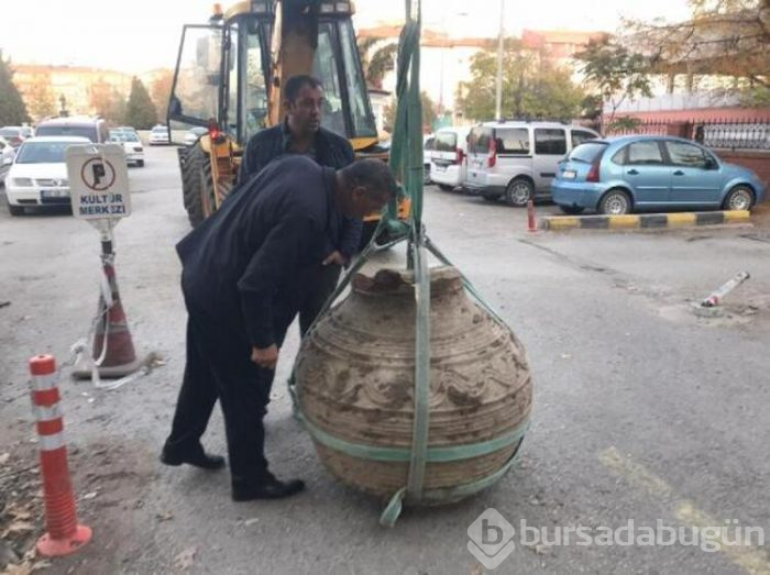 Tarlasını sürerken bin yıllık pitos buldu