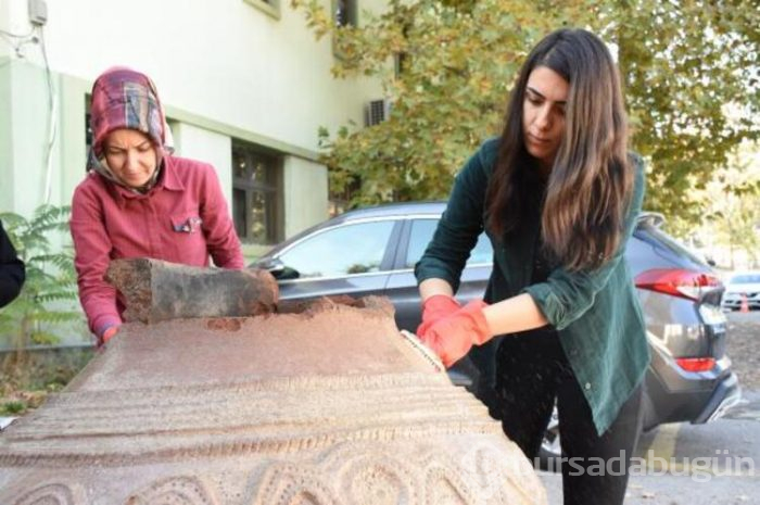 Tarlasını sürerken bin yıllık pitos buldu