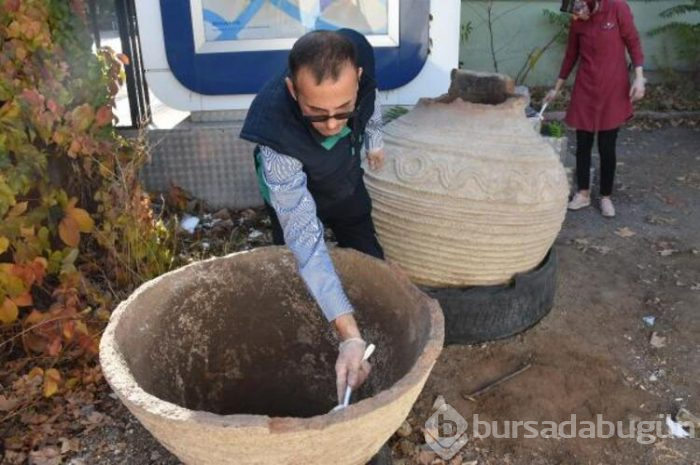 Tarlasını sürerken bin yıllık pitos buldu