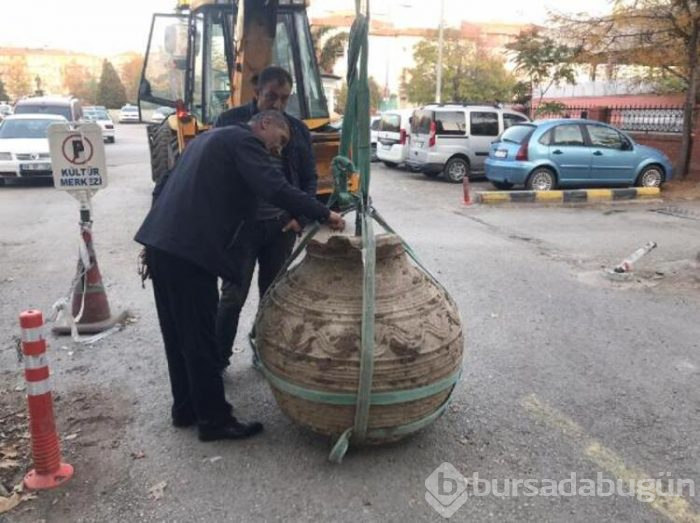 Tarlasını sürerken bin yıllık pitos buldu