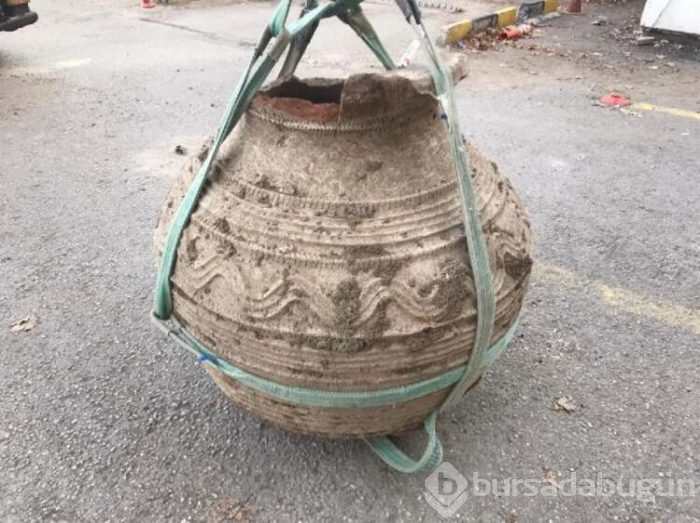 Tarlasını sürerken bin yıllık pitos buldu