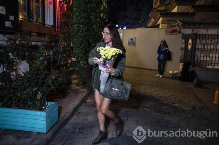 Kapısına çiçek bıraktı! Dikkat çeken mesaj...