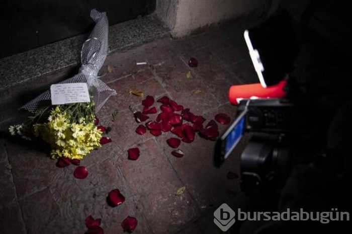 Kapısına çiçek bıraktı! Dikkat çeken mesaj...