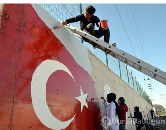 Öğrenciler, güvenlik duvarını sanat eserine çevirdi