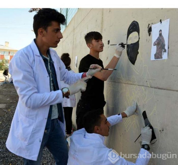 Öğrenciler, güvenlik duvarını sanat eserine çevirdi