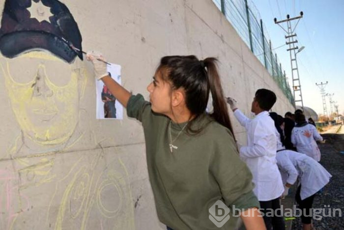 Öğrenciler, güvenlik duvarını sanat eserine çevirdi