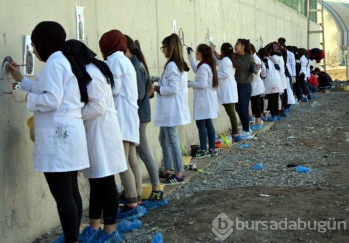 Öğrenciler, güvenlik duvarını sanat eserine çevirdi