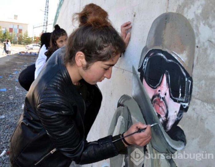Öğrenciler, güvenlik duvarını sanat eserine çevirdi