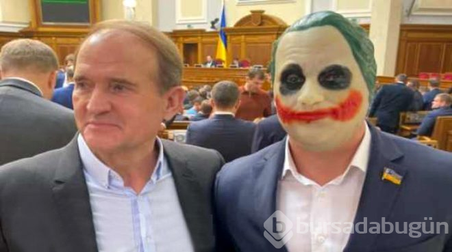 Ünlü siyasetçi Joker maskesiyle parlamentoyu bastı!